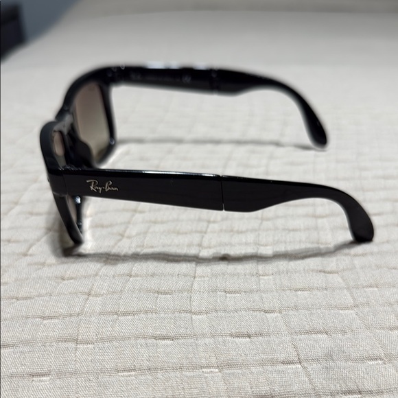 Ray-Ban Black Folding Wayfarer Sunglasses - Picture 2 of 7